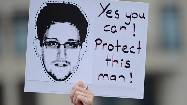 The Guardian: Делая комплименты России, Сноуден дискредитирует себя