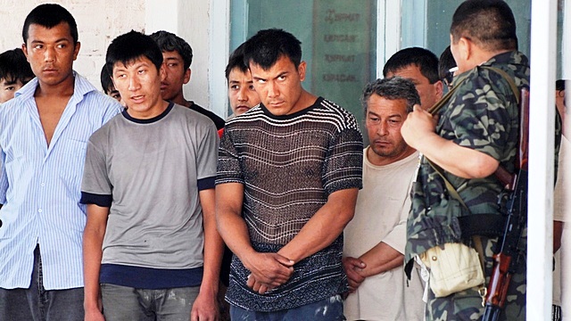 В отличие от Сноудена таджиков и узбеков сразу экстрадируют на родину