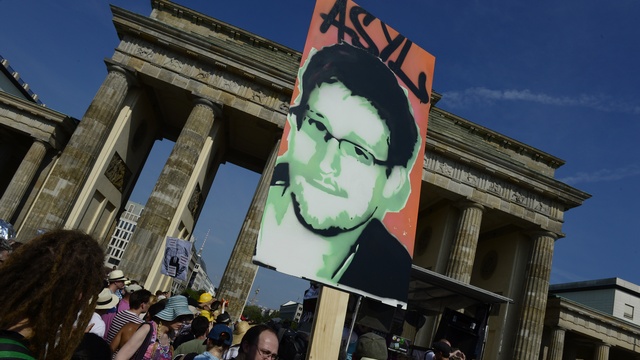 Американцы завидуют «веселой жизни» Сноудена