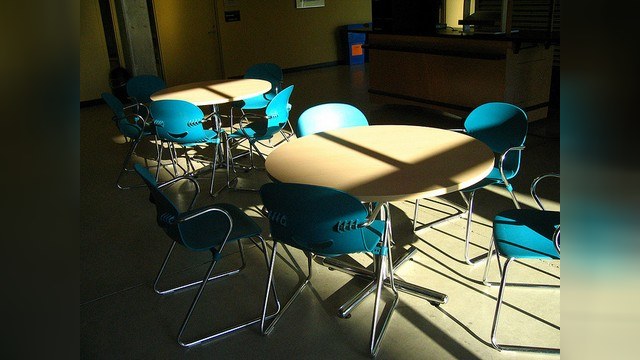 Из-за нехватки  учеников  в России закроют более 700 школ