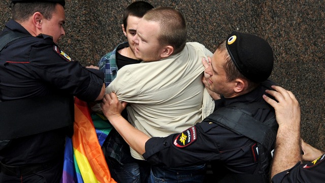 Вслед за Россией отношение к геям пересматривают и другие страны