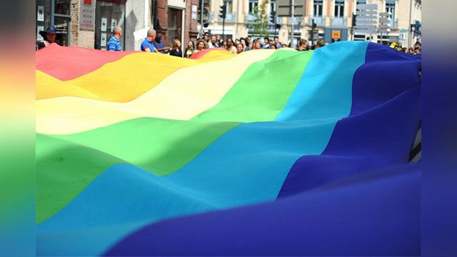 Берлинцы решили победить гомофобию в России при помощи поцелуев