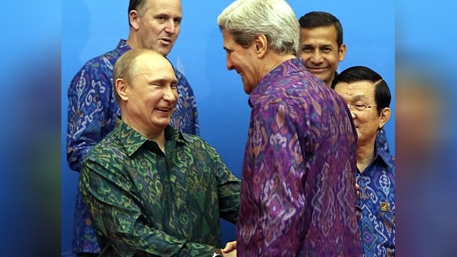 Time: В балийской рубашке Путина было не узнать
