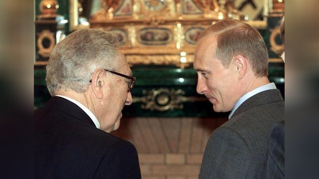 Киссинджер: Россия играет мускулами, но понимает, что уязвима