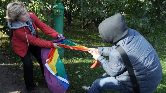 Активисты ЛГБТ и их агрессивные оппоненты задержаны в Петербурге
