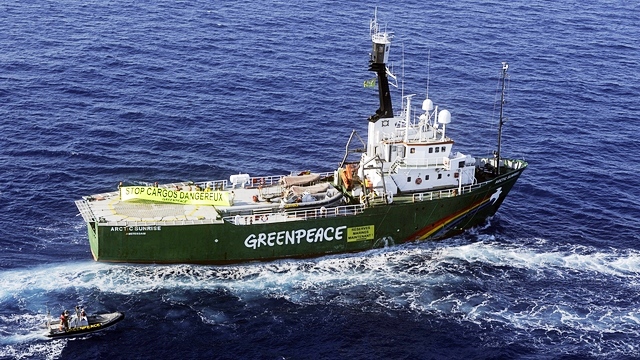 Британский журналист предложил затопить корабль Greenpeace