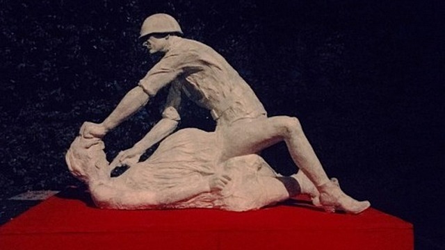В Гданьске установили и убрали скульптуру «советского насильника»