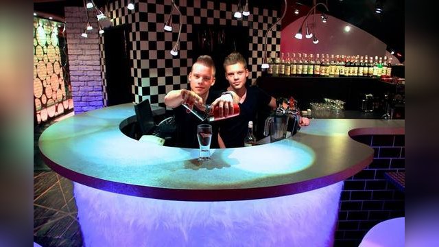Московский ресторан встречает посетителей «королевством кривых зеркал»