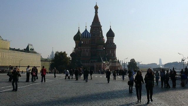 Художник-активист пригвоздил себя к брусчатке на Красной площади