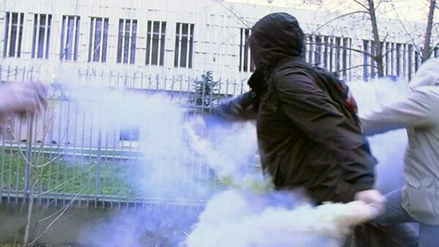 Посольство Польши в Москве закидали дымовыми шашками и файерами