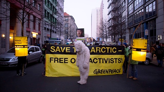 В 43 странах тысячи людей провели акции в защиту команды Arctic Sunrise