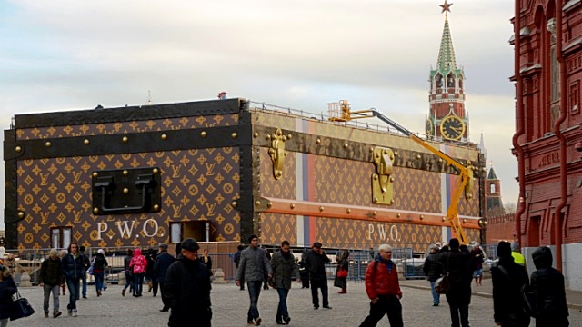 Коммунисты возмущены «похабщиной» от Louis Vuitton на Красной площади