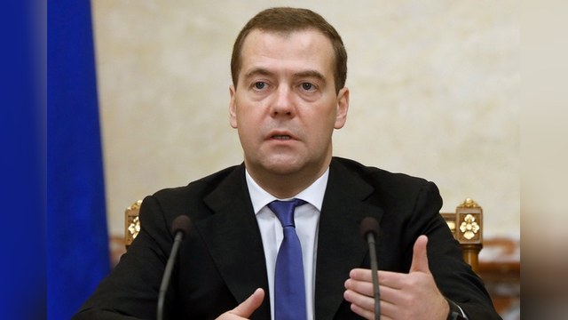 Медведев: Вмешательство иностранцев в политику Украины недопустимо