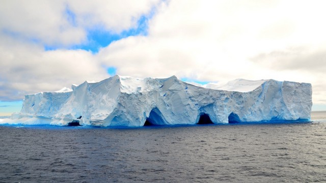 Австралийский ледокол освободит российское судно из ледового плена