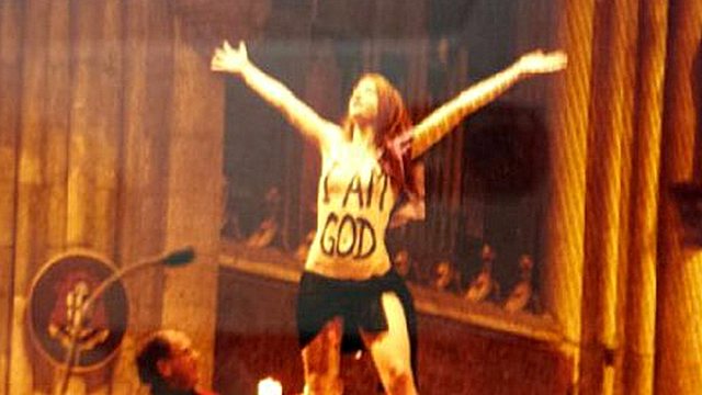 Активистка Femen оголилась на алтаре во время мессы в Кельне