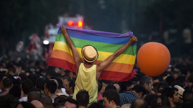 Испания защитит российских сирот от геев и лесбиянок 