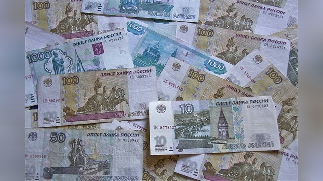 NZZ: Рублю не удалось завоевать доверие россиян