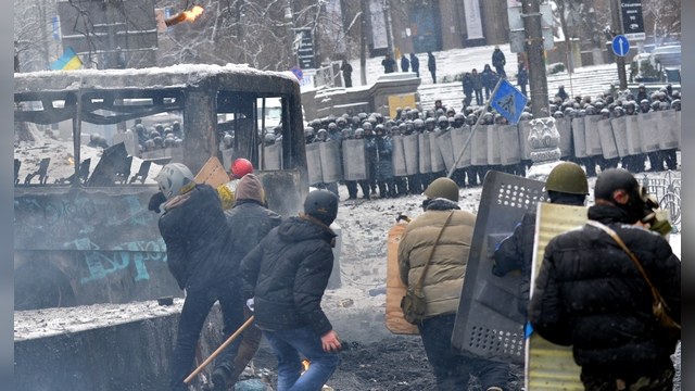 ВВС: Над протестующим Киевом повис черный дым