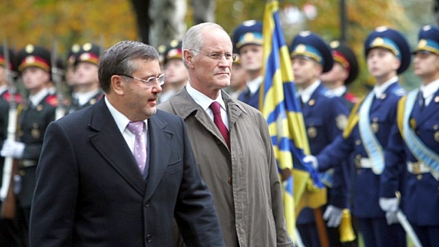Экс-министр обороны Украины: Ситуация в стране может выйти из-под контроля