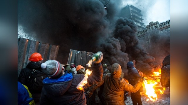 Bloomberg: В подарок Путину Янукович усмирит протесты к Играм в Сочи