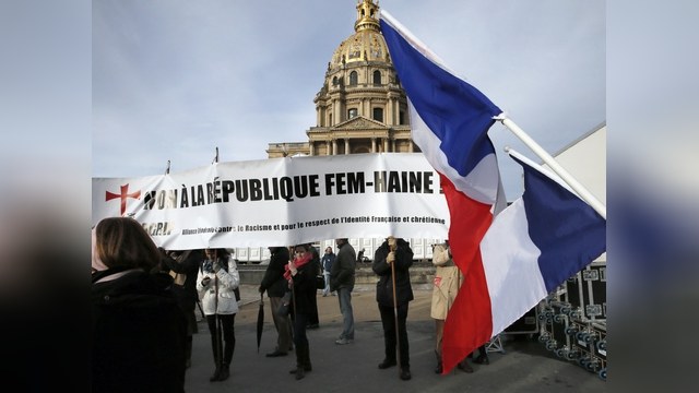 Парижане потребовали запретить FEMEN за оскорбление чувств верующих