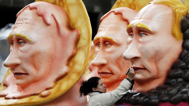 Демонизируя Путина, Запад не замечает бревна в своем глазу