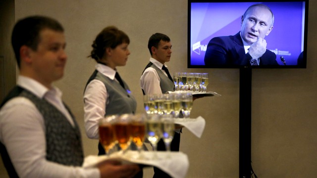 FT: В Сочи российские официанты учатся улыбаться