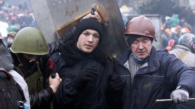 Le Monde: Радикалов Майдана удалось удержать от линчевания полицейских