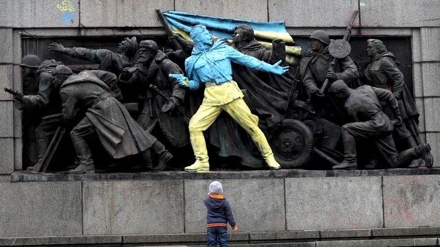Поддержка Майдана у болгар выплеснулась краской на памятник 