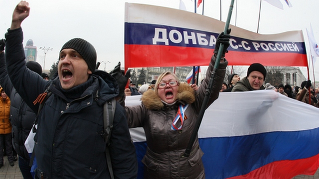 У здания областного совета в Донецке подняли российский флаг