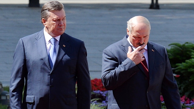 Лукашенко: Янукович должен был принести себя в жертву