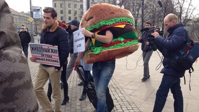 Американскому гамбургеру в Москве указали на дверь