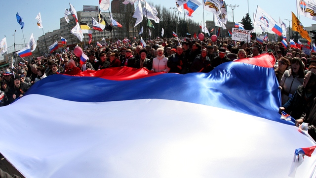 Протестующие в Донецке подняли над зданием администрации флаг России