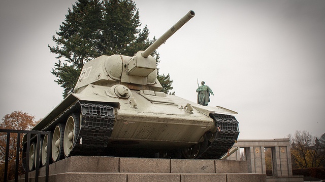 Советские танки в Берлине раскололи немецкое общество