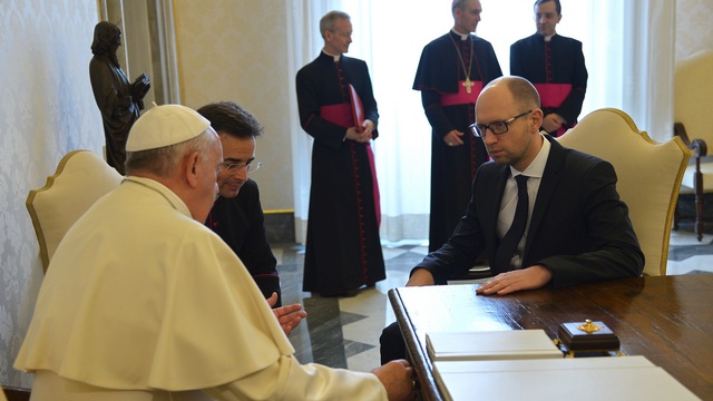 Папа римский подарил Яценюку ручку для подписания мира с Россией