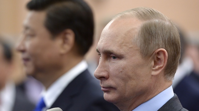 Sur1810: США не могут противостоять одновременно России и Китаю