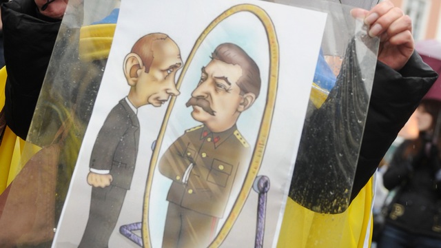 LAT: «Лжи про фашистов» Путин научился у Сталина