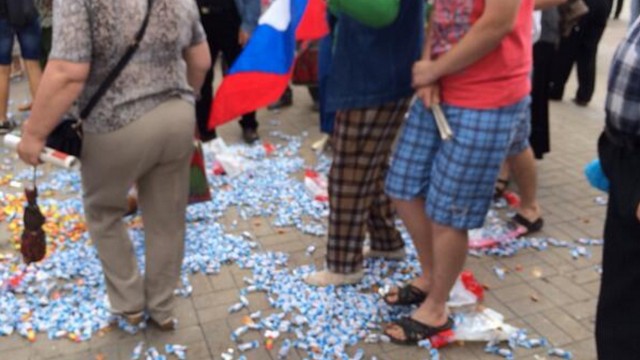 Жители Донецка отвергли «кровавые конфеты» Порошенко