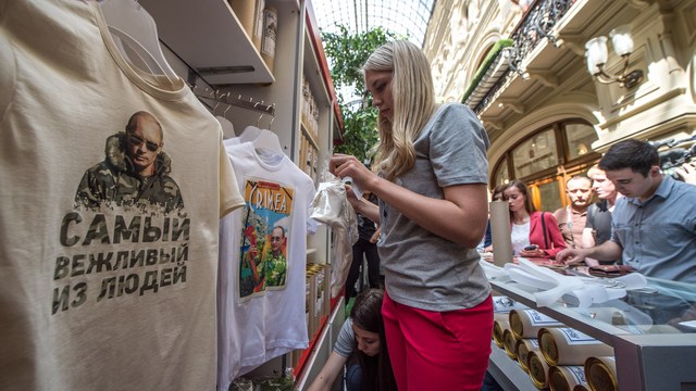 Россияне скупают футболки с Путиным