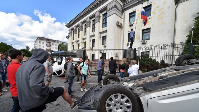 Митингующие заблокировали российское посольство в Киеве