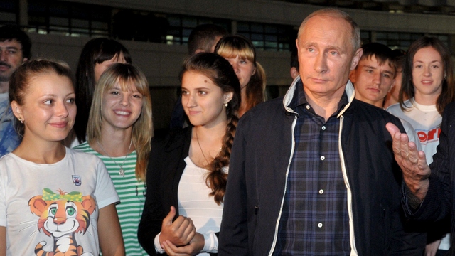 Опрос: Путин не является кумиром российской молодежи