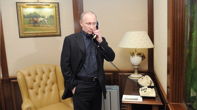NYT: Телефонная трубка спасает Путина от санкций
