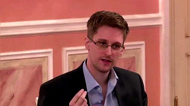 Сноуден попросил продлить срок его убежища в России