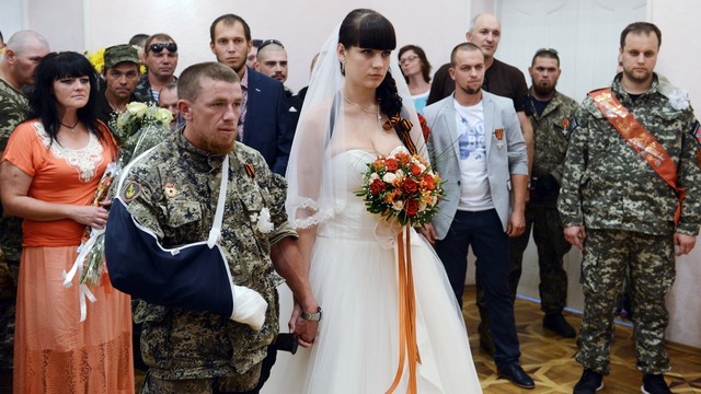 Daily Mail: Война не помешала донецкому ополченцу сыграть свадьбу
