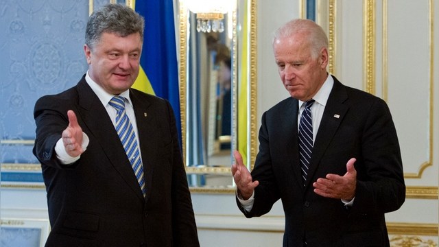 Байден пообещал Порошенко и дальше давить на Москву
