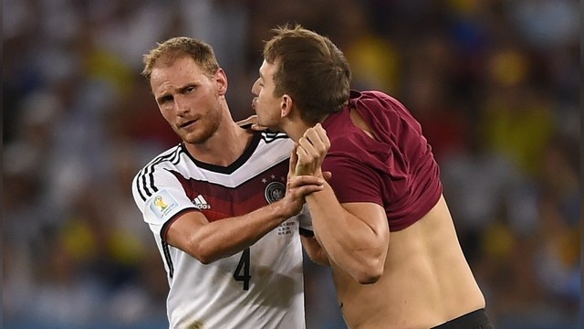 Немецкий футболист отверг поцелуй российского блогера 