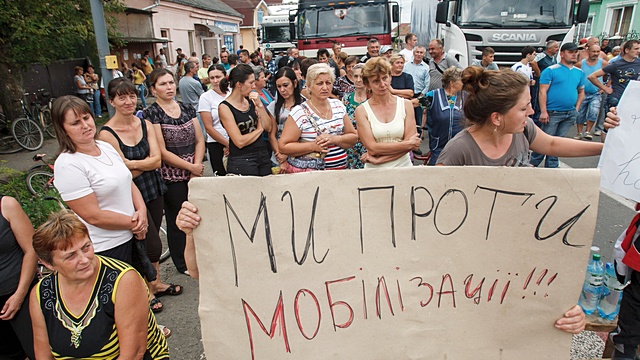 Жители Закарпатья закрыли путь в Европу, протестуя против мобилизации