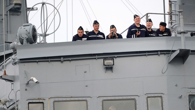 BBC: Российские моряки не дают скучать французам по вечерам