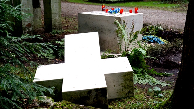 На могиле Степана Бандеры в Мюнхене сломали крест