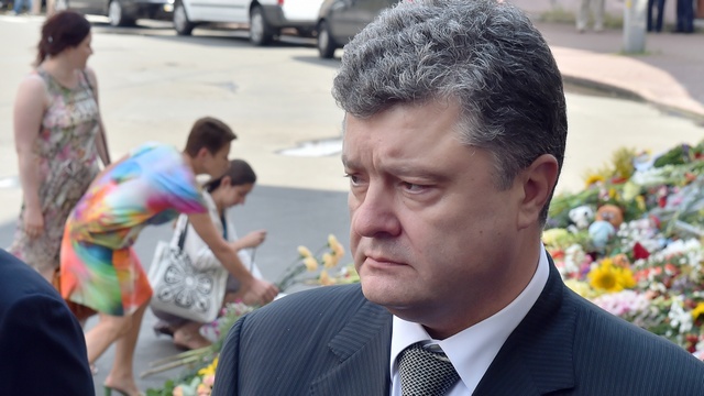 Порошенко: Решить ситуацию в Донбассе только военными средствами невозможно